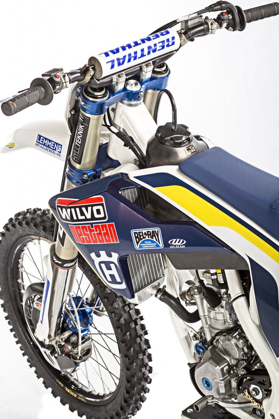 Guidão, mesa de direção, suspensão e radiador de uma moto de motocross