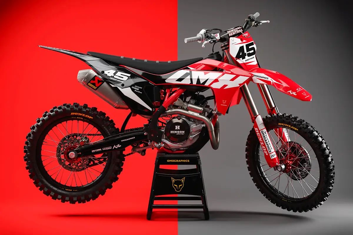 Moto de motocross vermelha e preta sobre um cavalete, em estúdio com fundo vermelho e cinza